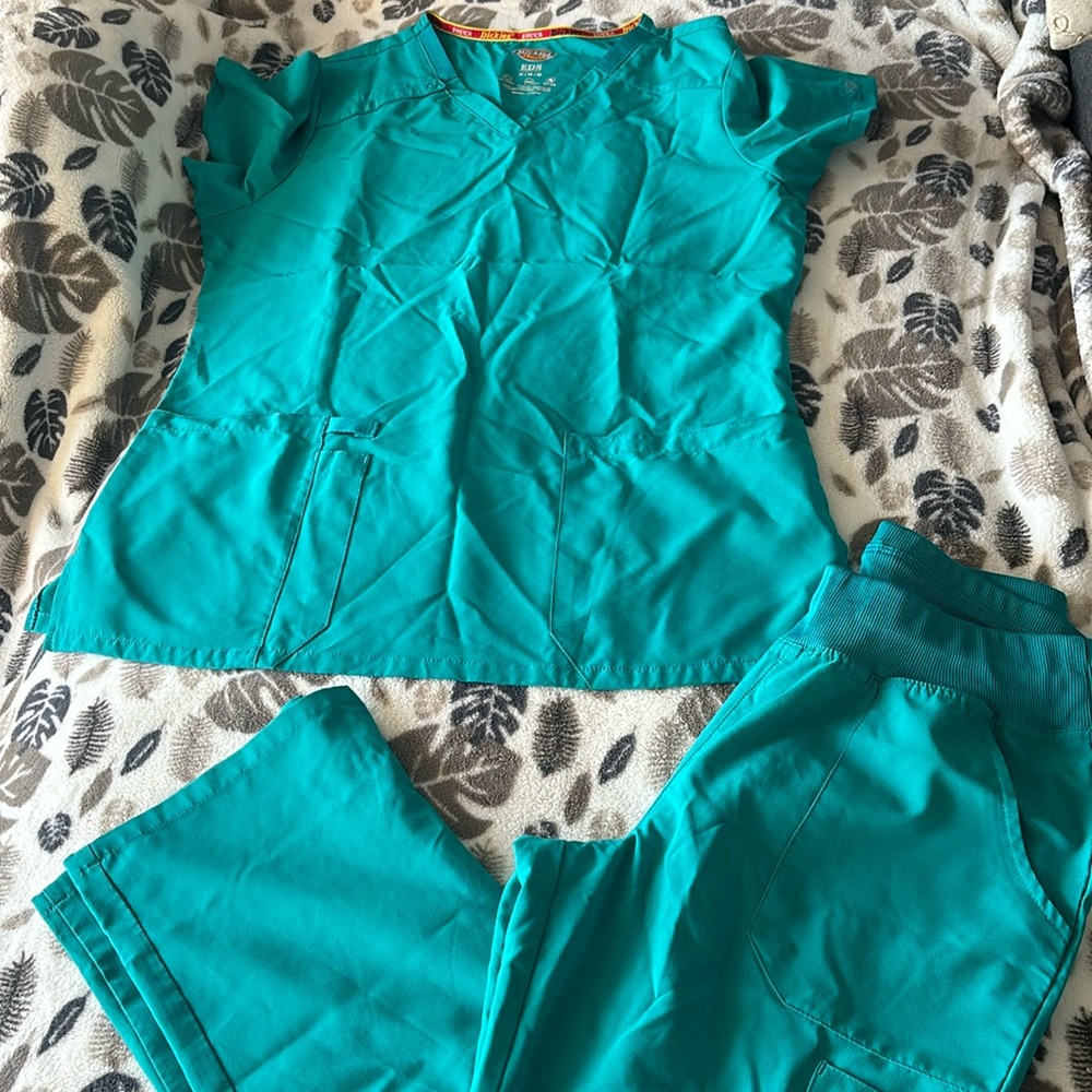 Dickies Top is M bottom is a S